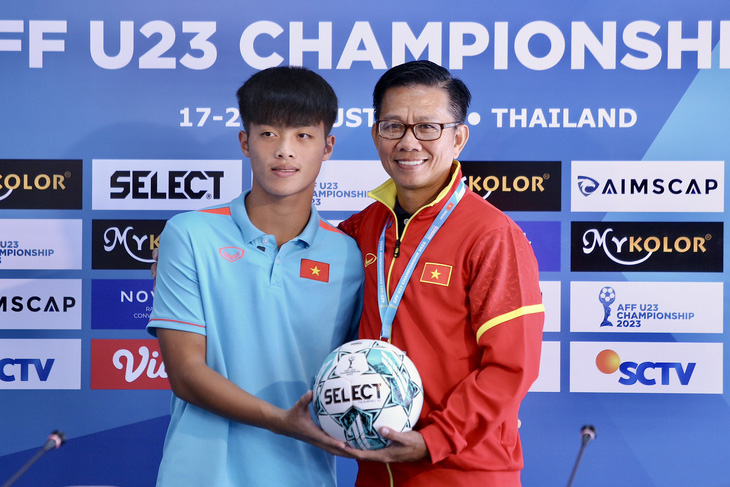 HLV Hoàng Anh Tuấn (áo đỏ) và tiền đạo Nguyễn Quốc Việt họp báo trước trận chung kết Giải U23 Đông Nam Á 2023 - Ảnh: H.TÙNG
