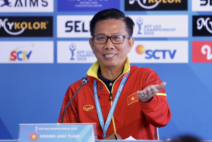 HLV Hoàng Anh Tuấn để lại ấn tượng khi trả lời họp báo trôi chảy bằng tiếng Anh tại Giải U23 Đông Nam Á 2023 - Ảnh: H.TÙNG