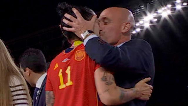 Cảnh ông Rubiales hôn Jennifer Hermoso tại World Cup nữ 2023 - Ảnh chụp màn hình