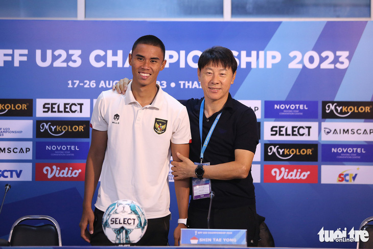 Trung vệ Muhammad Ferarri (trái) và HLV Shin Tae Yong của U23 Indonesia - Ảnh: H.TÙNG
