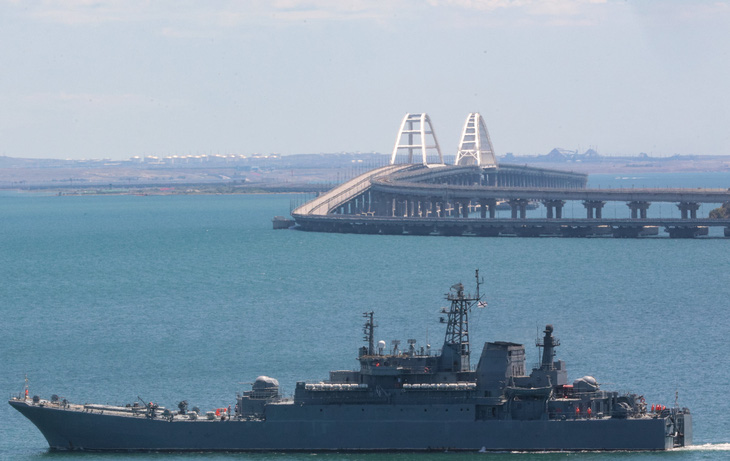 Ảnh chụp cầu Crimea sau khi cây cầu này bị drone của Ukraine tấn công hồi tháng 7-2023 - Ảnh: AFP