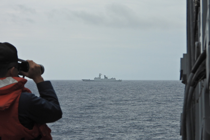 Binh sĩ Đài Loan theo dõi tàu Trung Quốc diễn tập hôm 19-6 - Ảnh: AFP