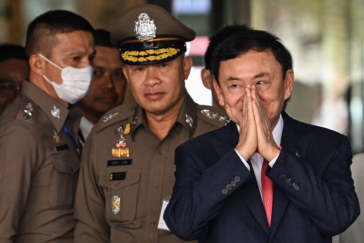 Cựu thủ tướng Thái Lan Thaksin Shinawatra được lực lượng chức năng giám sát ngay khi trở về Thái Lan hôm 22-8 - Ảnh: AFP