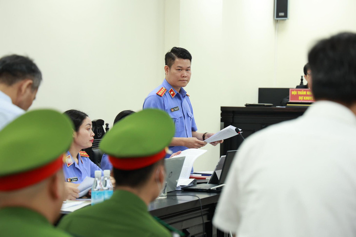Đại diện viện kiểm sát đề nghị mức án đối với ông Nguyễn Đức Chung và các bị cáo - Ảnh: NAM PHƯƠNG