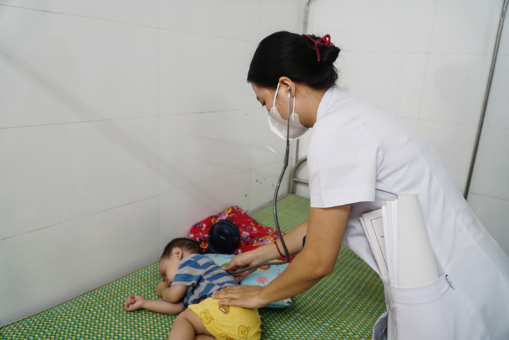 Bác sĩ Phan Thị Thu Phương thăm khám cho trẻ nhiễm giun đũa chó mèo tại Bệnh viện Đặng Văn Ngữ - Ảnh: NGUYỄN HIỀN