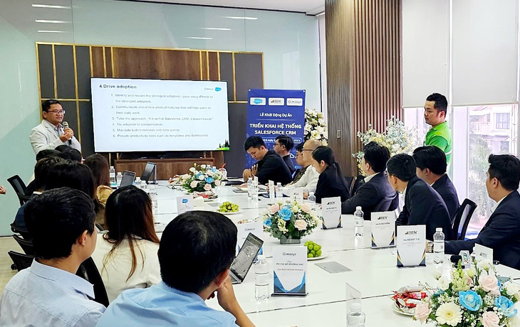 Tổng giám đốc Gimasys Đinh Kiến Quốc trình bày dự án Salesforce CRM, Pardot và Tableau