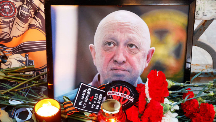Người ủng hộ ông Yevgeny Prigozhin đặt hoa và nến trước ảnh của ông chủ công ty Wagner - Ảnh: REUTERS