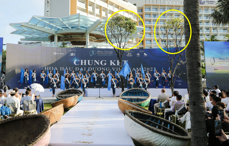 Trang trí sân khấu với đạo cụ thuyền thúng, cây xanh bị chỉ trích vì kết hợp thiếu tinh tế. Hình ảnh cây xanh biểu thị cho ngọn sóng biển bị nhận xét &quot;èo uột&quot;, thiếu sức sống