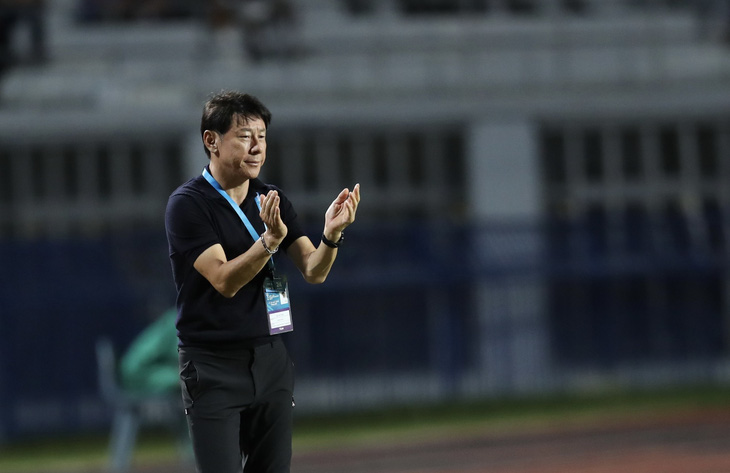 HLV Shin Tae Yong chỉ đạo U23 Indonesia trong trận thắng U23 Thái Lan - Ảnh: HOÀNG TÙNG