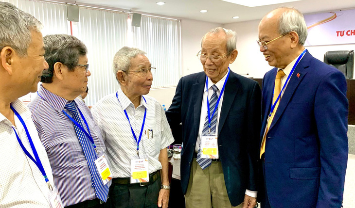 GS Trần Hồng Quân (thứ hai từ phải sang) trao đổi với các đại biểu tại hội thảo khoa học về tự chủ đại học diễn ra tháng 11-2019 - Ảnh: TRẦN HUỲNH