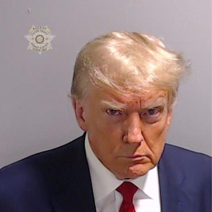 Ảnh chụp chân dung ông Donald Trump trong thủ tục lăn tay, chụp ảnh nghi phạm tại Georgia được công bố ngày 24-8 - Ảnh: REUTERS/Văn phòng Cảnh sát trưởng Fulton