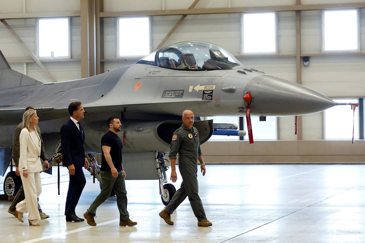 Lãnh đạo Hà Lan và Ukraine đi ngang một chiếc F-16 ở Eindhoven (Hà Lan) ngày 20-8 - Ảnh: REUTERS