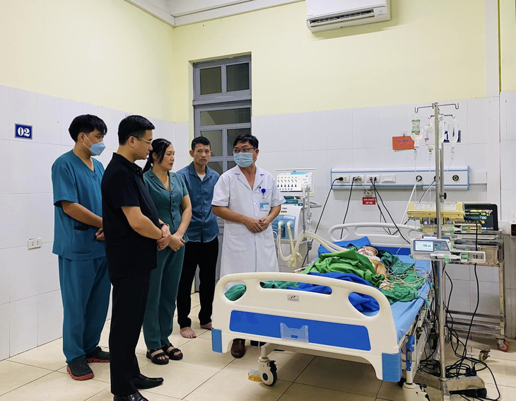 Ngay sau khi xảy ra sự việc, Chủ tịch UBND huyện Văn Yên Hà Đức Anh đến thăm nạn nhân cấp cứu tại Trung tâm Y tế huyện Văn Yên. Đến 0h sáng nay, nạn nhân đã không qua khỏi - Ảnh: NGỌC NGHĨA