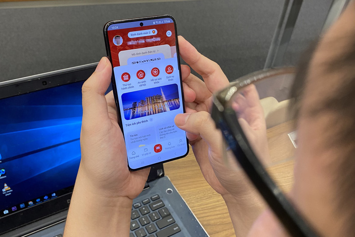 Người dân sử dụng ứng dụng VNeiD - Ảnh: GIA HÂN