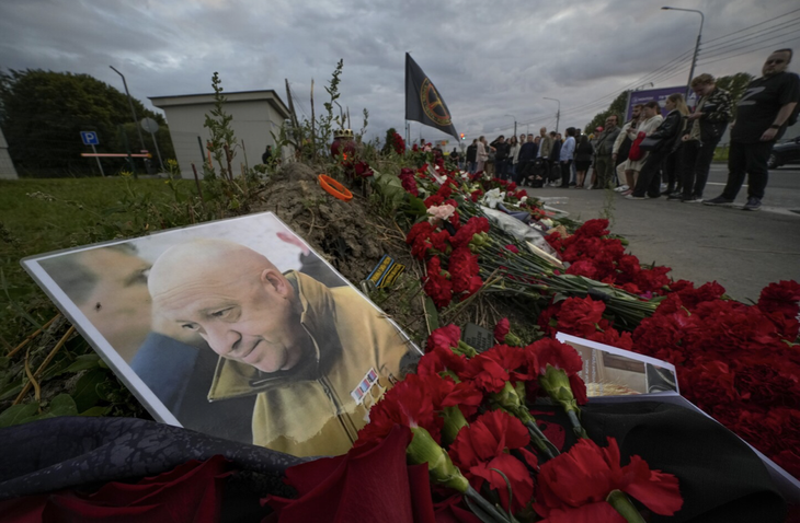 Hoa tưởng niệm Yevgeny Prigozhin, ông chủ công ty lính đánh thuê Wagner - Ảnh: AP