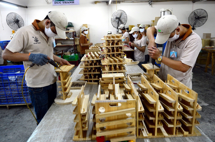 Dây chuyền sản xuất các sản phẩm tại Công ty gỗ Đức Thành - Ảnh: QUANG ĐỊNH