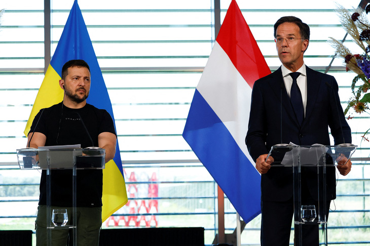 Tổng thống Ukraine Volodymyr Zelensky (trái) và Thủ tướng Hà Lan Mark Rutte - Ảnh: REUTERS 