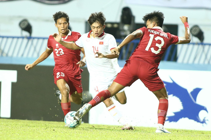 Trận đấu giữa U23 Việt Nam và U23 Indonesia đang diễn ra hấp dẫn - Ảnh: H.T