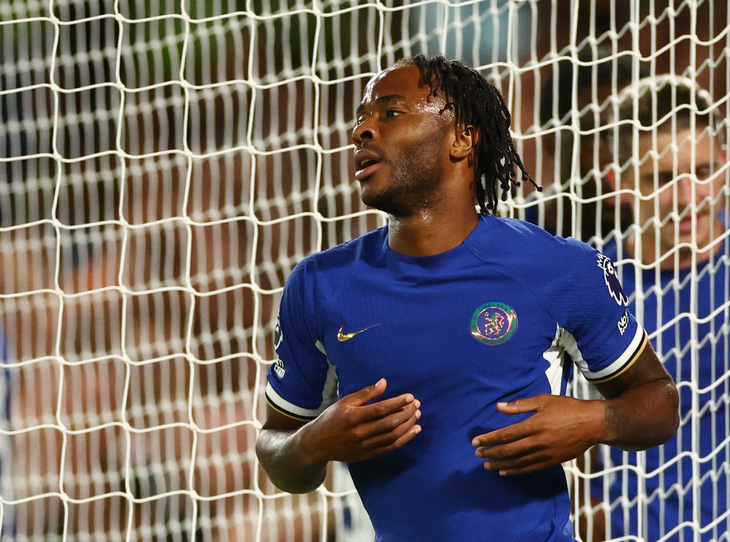 Sterling tỏa sáng giúp Chelsea đánh bại Luton 3-0 - Ảnh: REUTERS