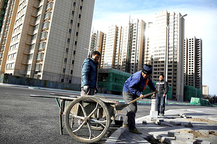 Công nhân làm việc tại một dự án chung cư ở ngoại ô Bắc Kinh - Ảnh: REUTERS