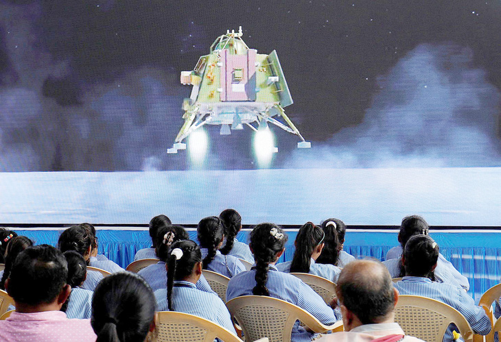 Mọi người xem buổi phát trực tiếp cảnh tàu đổ bộ Ấn Độ đáp xuống bề mặt Mặt trăng. Ảnh chụp ở thành phố Ahmedabad, Ấn Độ hôm 23-8 - Ảnh: REUTERS