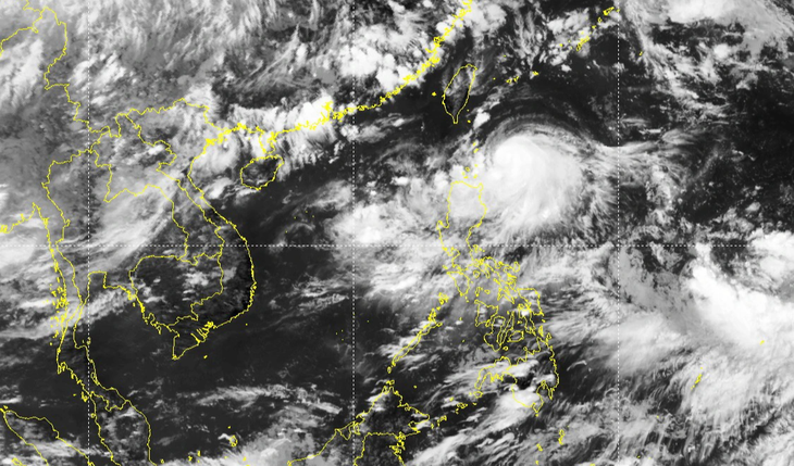 Ảnh mây vệ tinh có thể thấy rõ vùng mây của bão Saola bao trùm vùng biển phía đông bắc đảo Luzon - Ảnh: NCHMF