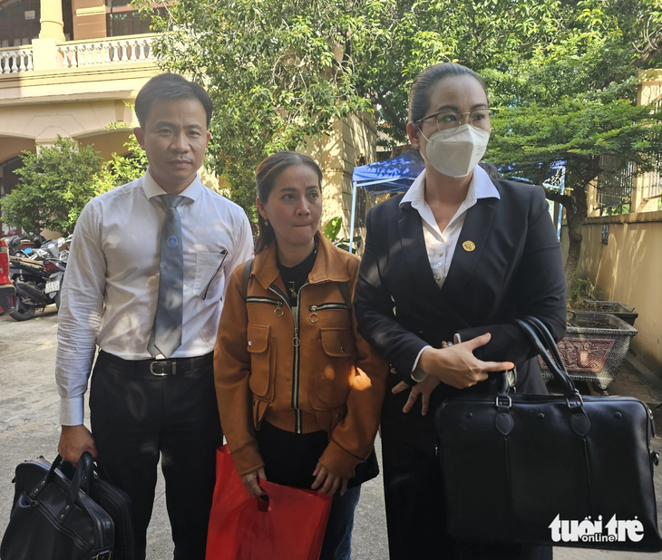 Hồng Loan (giữa) sau buổi làm việc tại tòa - Ảnh: ĐAN THUẦN