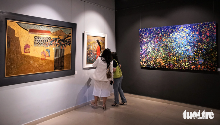 Khán giả thưởng lãm các tác phẩm của họa sĩ Liêu Nguyễn Hướng Dương tại triển lãm - Ảnh: H.VY