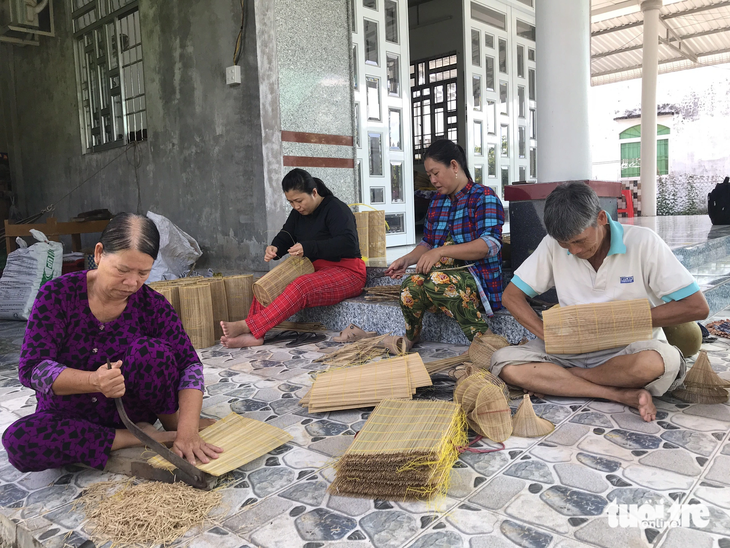 Làng nghề đan lọp xã Hòa Long, huyện Lai Vung, Đồng Tháp nhộn nhịp - Ảnh: ĐẶNG TUYẾT