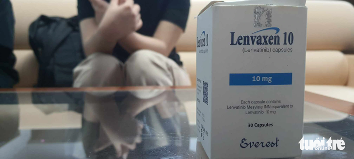 Thuốc "nhắm trúng đích" có tên Lenvaxen 10 (Lenvatinib) có thể kéo dài thời gian sống mà bác sĩ N.Q.C đưa K.T cho mẹ uống - Ảnh: H.T