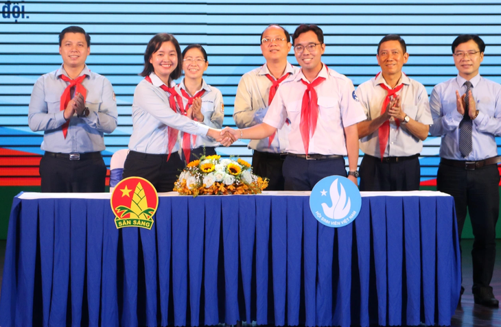 Hội đồng Đội và Hội Sinh viên Việt Nam TP.HCM cùng ký kết các nội dung phối hợp giai đoạn 2023 - 2028 - Ảnh: BÌNH MINH