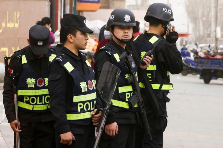 Cảnh sát Trung Quốc làm nhiệm vụ trong nước - Ảnh: REUTERS