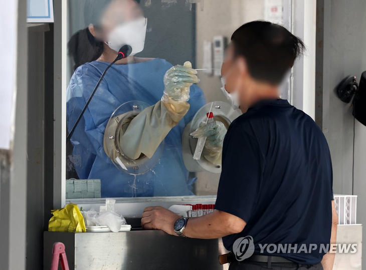 Một người đàn ông được xét nghiệm COVID-19 tại trung tâm xét nghiệm ở Seoul, Hàn Quốc hôm 31-7 - Ảnh: YONHAP