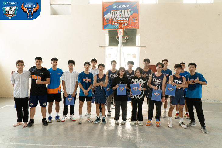 Đội bóng rổ THPT Trần Hưng Đạo đón cột rổ mới - Ảnh: VBA