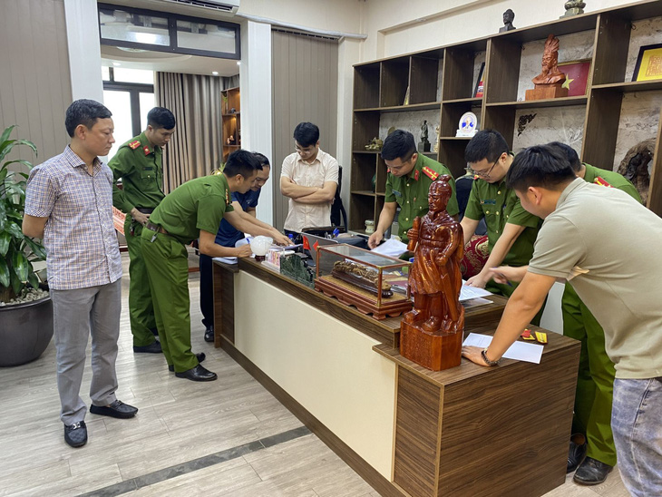 Cơ quan cảnh sát điều tra Công an tỉnh Bắc Giang khám xét nơi làm việc của Mạc Đăng Thanh - Ảnh: Công an tỉnh Bắc Giang