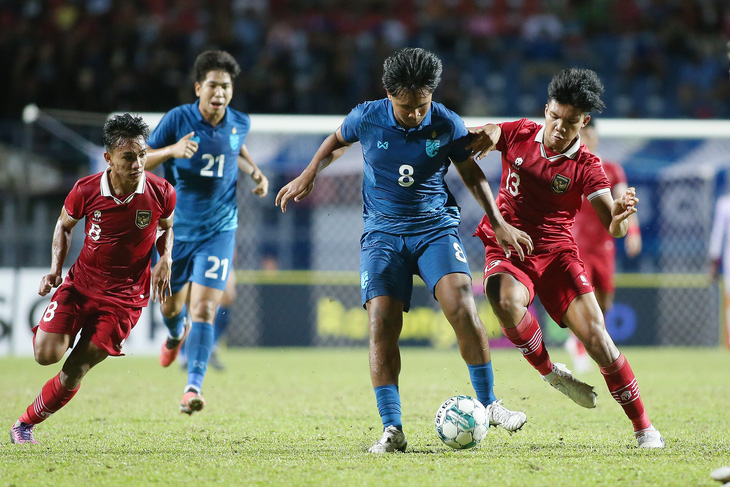 Bộ đôi tài năng Arkhan Fikri (8, áo đỏ) và Kadek Arel (13) là trụ cột của tuyển U23 Indonesia - Ảnh: HOÀNG TÙNG