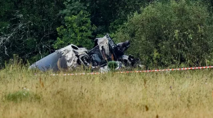 Mảnh vỡ của chiếc máy bay tư nhân Embraer được cho là chở ông trùm Wagner Yevgeny Prigozhin bị rơi ở vùng Tver, Nga - Ảnh: RIA NOVOSTI