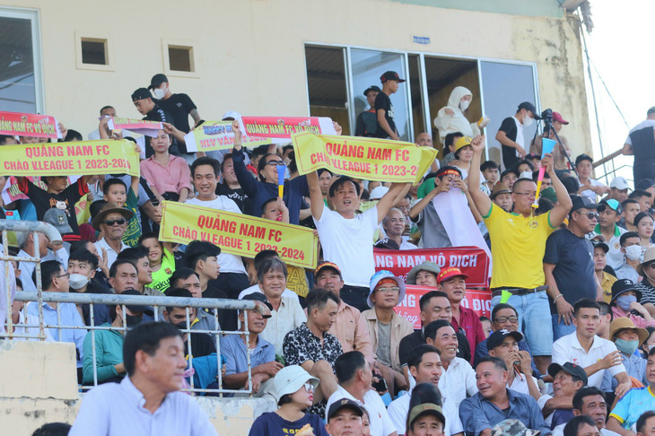 Niềm vui của người hâm mộ Quảng Nam khi đội nhà trở lại với V-League - Ảnh: THẮNG LÊ
