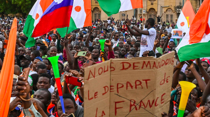 Những người ủng hộ chính quyền quân sự Niger (CNSP) yêu cầu "Pháp phải rời đi" trong cuộc biểu tình ở Niamey hôm 20-8 - Ảnh chụp màn hình RT