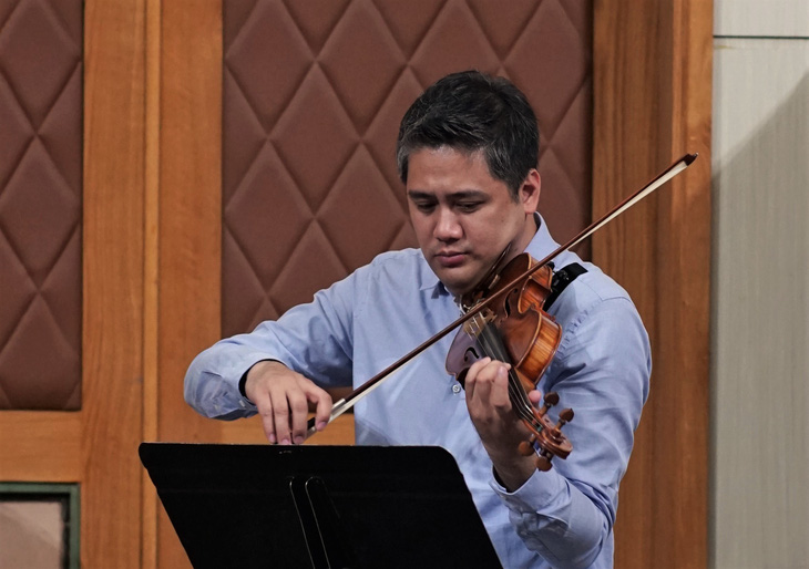 Bùi Công Duy là nghệ sĩ violin được biết đến trên thế giới, đồng thời đào tạo được nhiều học trò tài năng - Ảnh: NVCC
