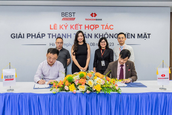 Ông Devin Fan - đại diện BEST Express Việt Nam và ông Phan Thanh Sơn - đại diện Techcombank ký kết thoả thuận hợp tác. Ảnh: Đình Tùng