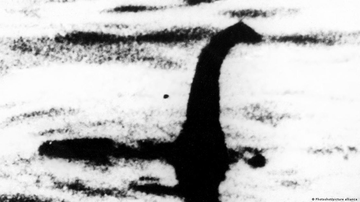 Bức ảnh nổi tiếng nhất chụp "Nessie" vào năm 1933 sau đó được chứng minh là trò bịp. Nhưng nó đã làm dấy lên các cuộc tìm kiếm con thủy quái ở hồ Loch Ness - Ảnh chụp màn hình DW