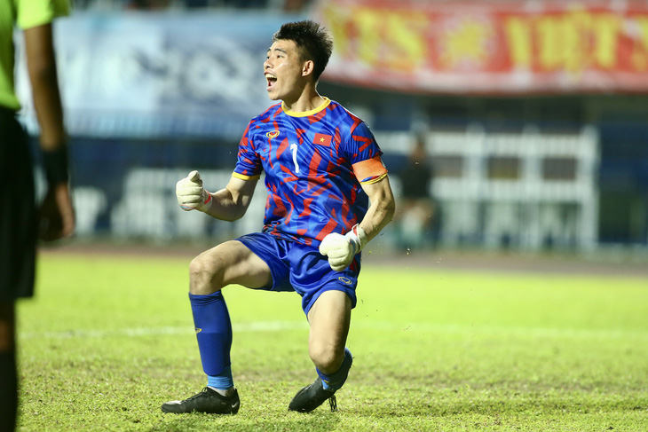 Thủ môn Quan Văn Chuẩn đeo băng đội trưởng U23 Việt Nam trong lần thứ 2 liên tiếp vô địch Giải U23 Đông Nam Á 2023 - Ảnh: HOÀNG TÙNG