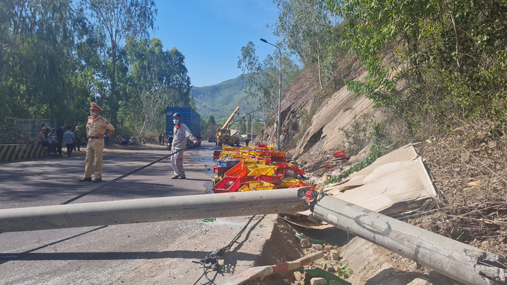 Trụ điện đổ ngã sau khi chiếc xe tải tông vào vách núi - Ảnh: LÂM THIÊN