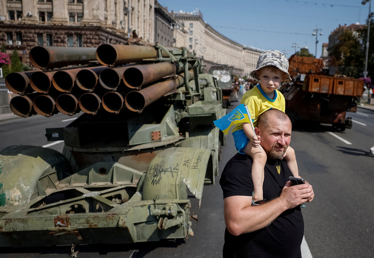 Người dân Ukraine đến xem cuộc triển lãm các khí tài Nga bị phá hủy trong cuộc chiến ở Ukraine được trưng bày trên đường phố Kiev tuần vừa qua - Ảnh: REUTERS