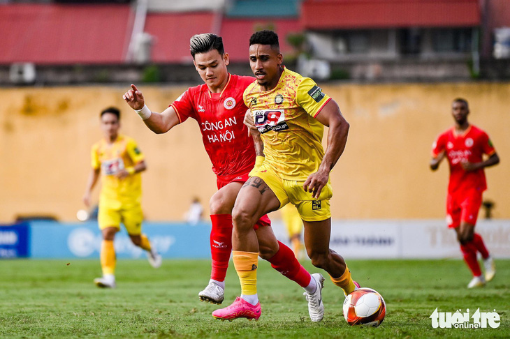 Công An Hà Nội (áo đỏ) đoạt ngôi vương ở V-League 2023 sau trận hòa trước Thanh Hóa - Ảnh: NAM TRẦN