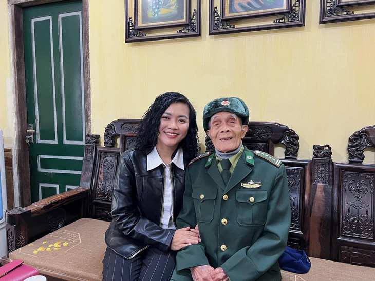 Đại tá Hoàng Long Xuyên và đạo diễn Nguyễn Hương Dung gặp nhau hồi đầu năm 2023 khi thực hiện ký sự truyền hình “Nhớ Việt Bắc” - Ảnh: HƯNG LÊ