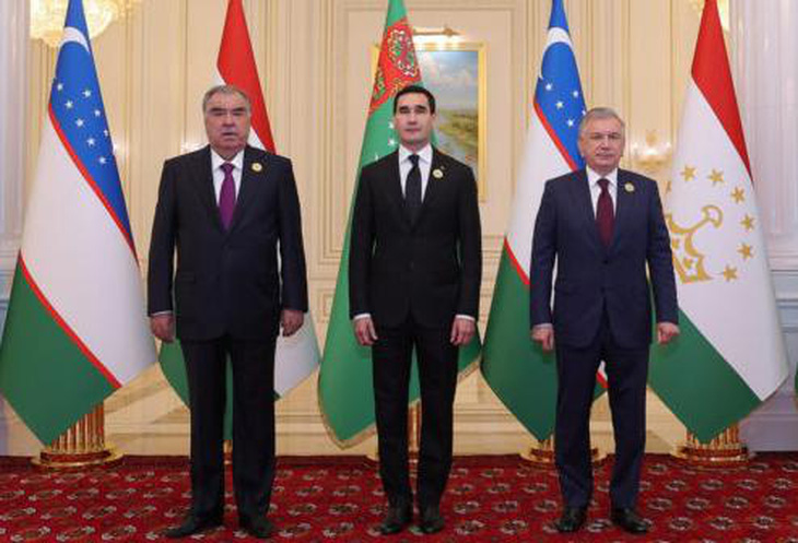 Tổng thống Turkmenistan Serdar Berdimuhamedov (giữa), Tổng thống Tajikistan Emomali Rahmon (bìa trái) và Tổng thống Uzbekistan Shavkat Mirziyoyev dự Hội nghị thượng đỉnh ở Ashgabat - Ảnh: BỘ NGOẠI GIAO TURKMENISTAN