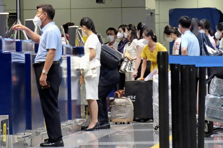 Hành khách làm thủ tục lên chuyến bay của Air Koryo đi Bình Nhưỡng, tại sân bay quốc tế Bắc Kinh (Trung Quốc) - Ảnh: KYODO