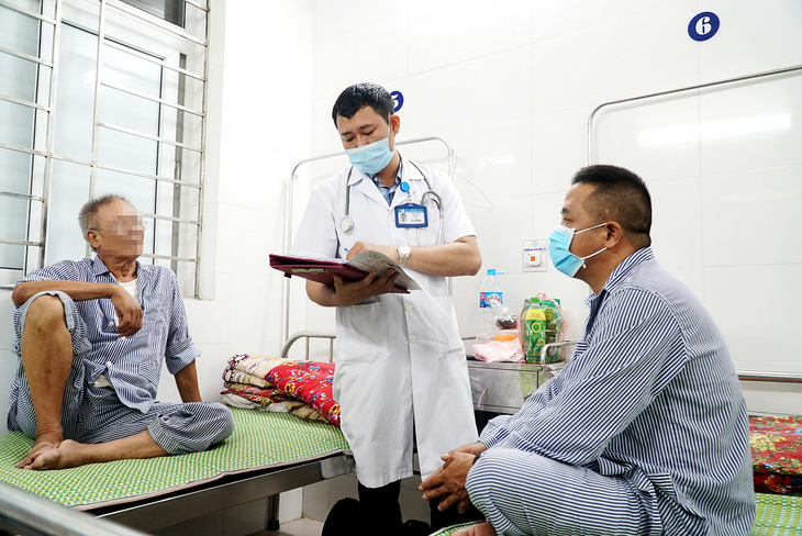 Bác sĩ Tạ Huy Hải thăm khám cho bệnh nhân - Ảnh: NGUYỄN HIỀN